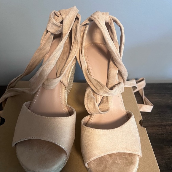 Woman’s Platform lace up wedge size 8 - Picture 2 of 5